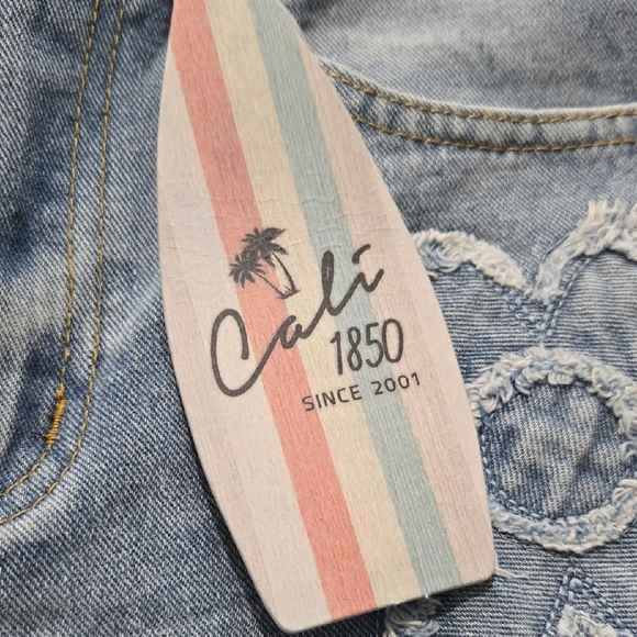 Cali 1850 Size 3/26 Light Wash High Waist Wider Leg Denim Flower Embellish Jeans - Picture 7 of 16